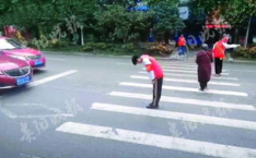 小学生向司机鞠躬,小学生向礼让司机致敬，温暖瞬间感动人心