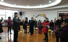 娱乐打竹板,欢声笑语满人间